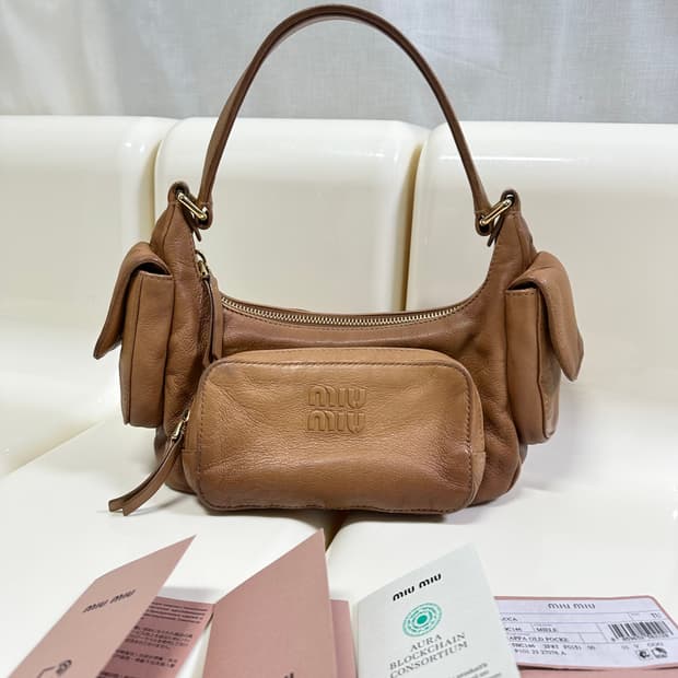 [정품 25년신상] 미우미우 포켓 숄더 호보백