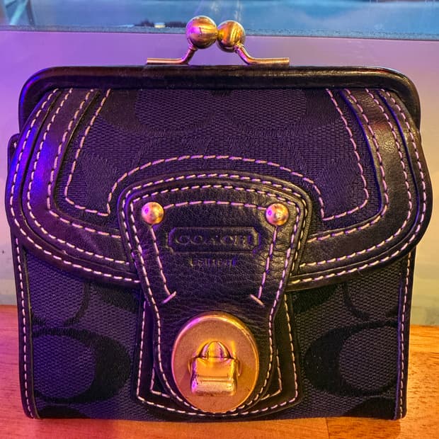 코치정품지갑구해요