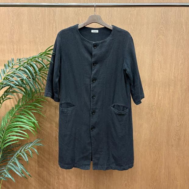 이세이미야케 플랜테이션 7부 코튼 린넨 롱 자켓 후면 핀턱 디테일 차콜