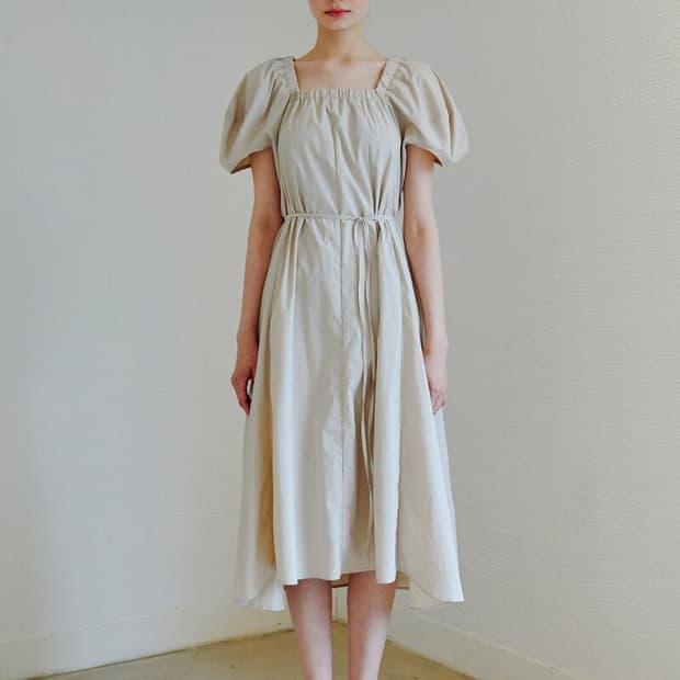 에트몽 라인 디테일 퍼프소매 드레스롱원피스 베이지 55~77 프리사이즈