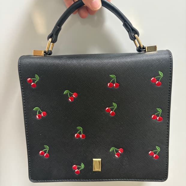 체리 패턴 블랙 토트백