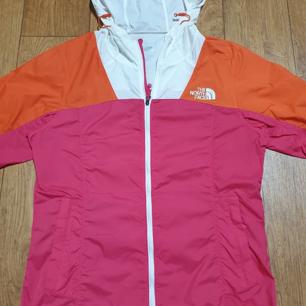 1088 노스페이스 아웃도어 바람막이 95 사이즈입니다