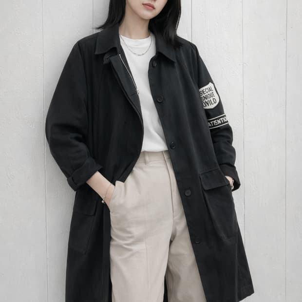 톰보이 와펜 디테일 하프 코트 블랙