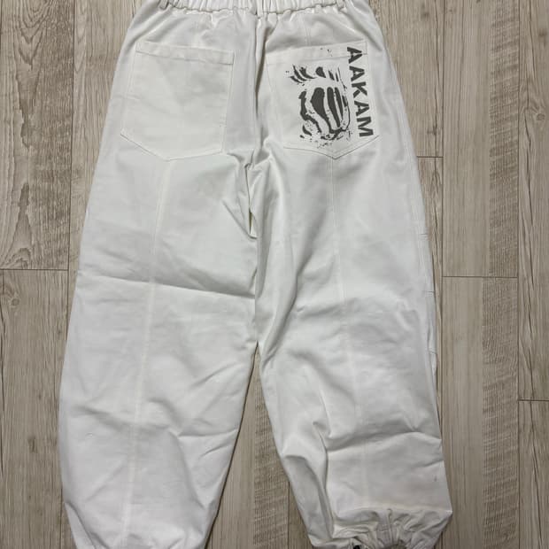 아캄 핀턱 프린팅 팬츠 화이트 1