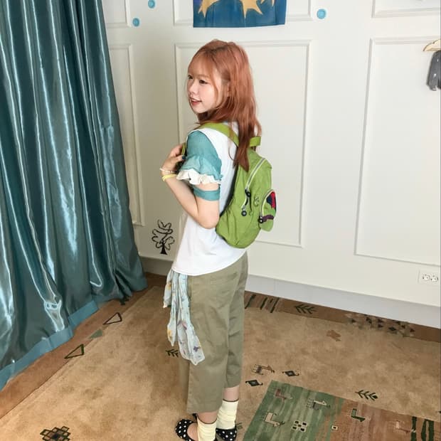 단추 포인트꩜ 도트 블라우스에 베이지 팬츠를 더해 아웃도어 키치 룩🍄