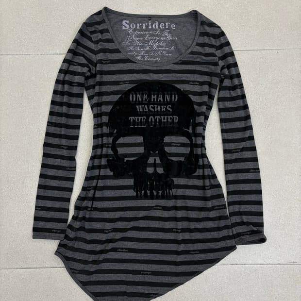 sorridere 언발 스컬 롱슬리브
