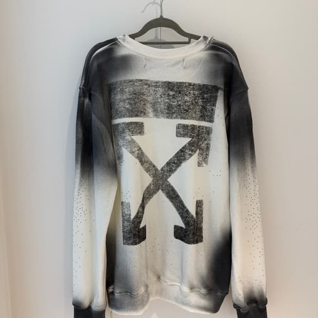 오프화이트 스프레이 에로우  맨투맨