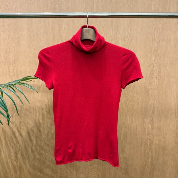 막스앤코 터틀넥 반팔 니트 파인 니트 롤 엣지 디테일 슬림핏 레드