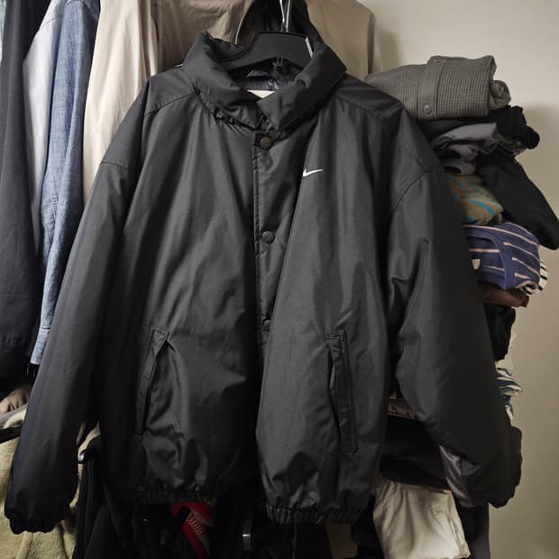 (L)나이키 솔로 스우시 푸버 패딩팝니다. 뉴진스 민지 착용