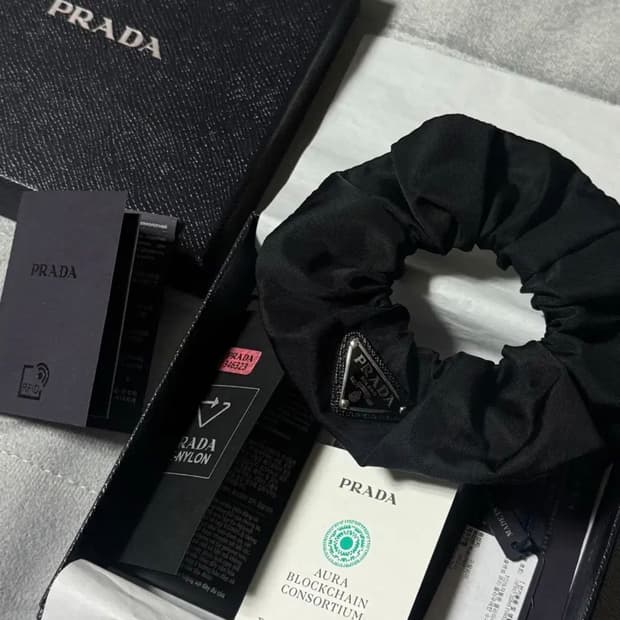 프라다 리나일론 삼각로고 스크런치 블랙