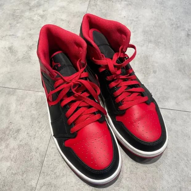 275 조던 1 미드 블랙 파이어 레드 하이탑 스니커즈