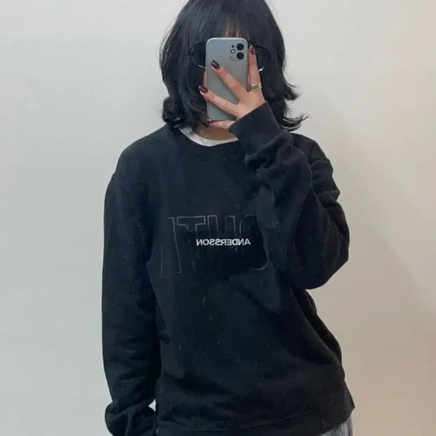 스몰 앤더슨벨 오버핏 블랙 레터링 로고 긴팔 맨투맨티셔츠