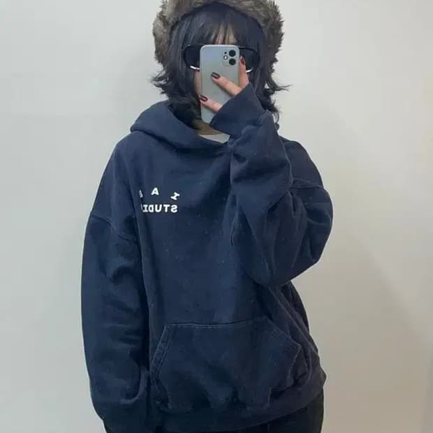 라지 아이앱스튜디오 오버핏 네이비 로고 후드 티셔츠