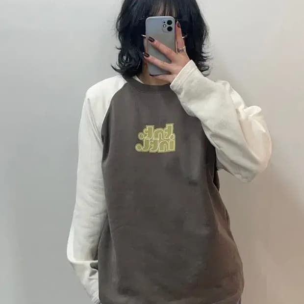 스몰 디스이즈네버댓 인사이드 아웃 래글런 크루넥 스웻셔츠 차콜