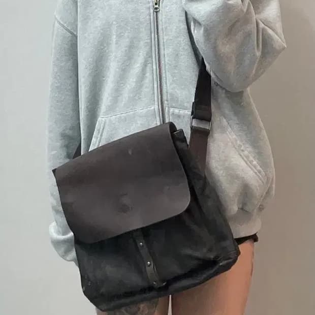 만다리나덕 레더 트리밍 크로스백