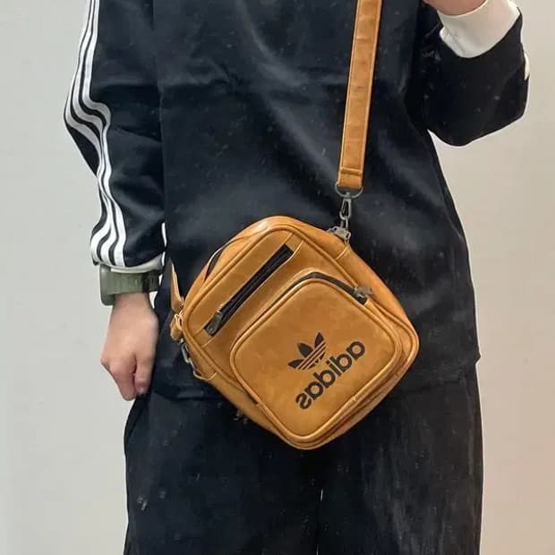 os 90s 아디다스 오리지널스 카멜브라운 트레포일 미니크로스백