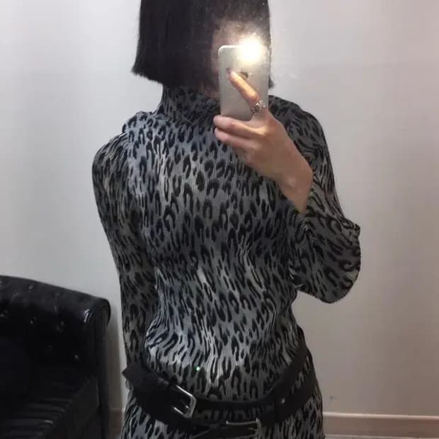 프리 JPN 레오파드 컬러바디 하프넥 플리츠 탑