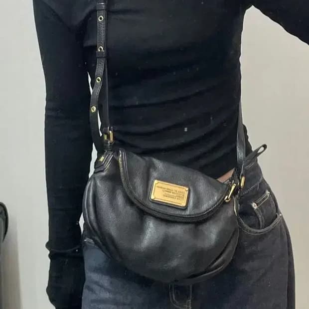 마크제이콥스 클래식 나타샤 블랙 페블 가죽 크로스바디 백