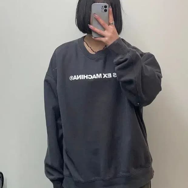 라지 데우스 엑스 마키나 레터링 맨투맨 차콜