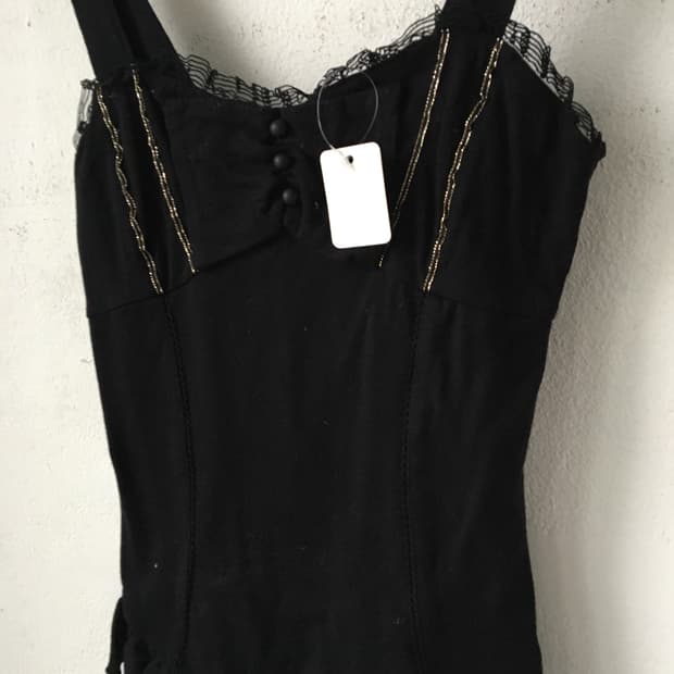 Frill button point sleeveless