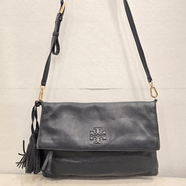 토리버치 테슬  블랙 가죽 크로스백 클러치백