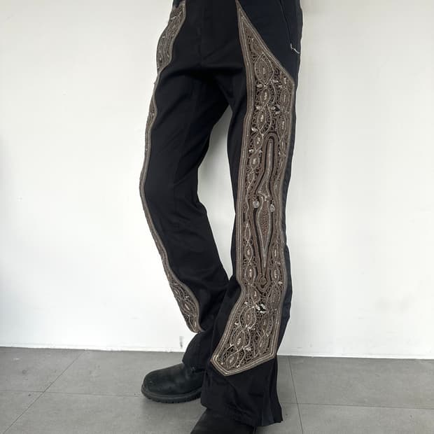 드리스 반 노튼 백지퍼 자수 플레어 팬츠