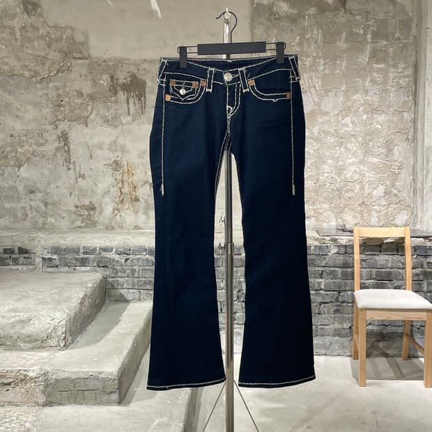 트루 릴리전 조이 슈퍼T 진청 부츠컷 데님 팬츠