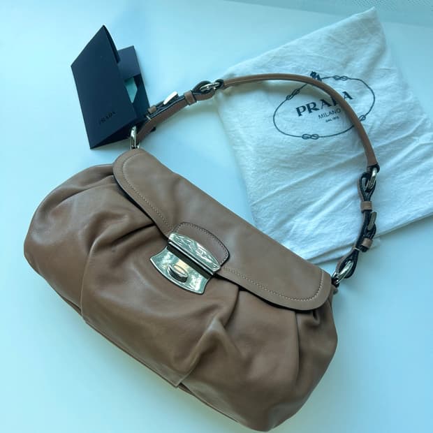 가을템🍂)) 프라다 브라운 빈티지 레더 셔링 숄더백