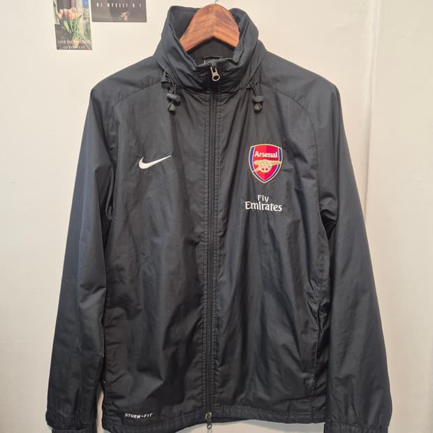 나이키에서 제작된 아스날 FC 바람막이 
M 사이즈 