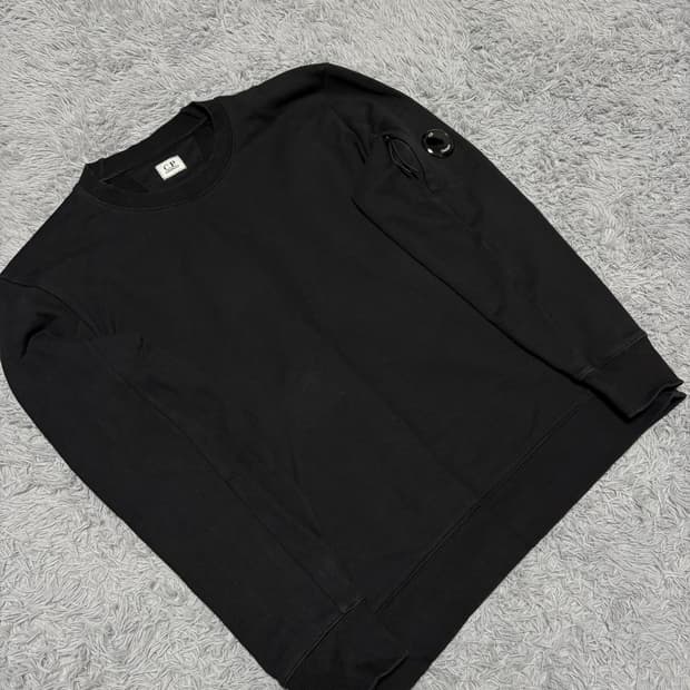 CP컴퍼니 렌즈 와펜 맨투맨