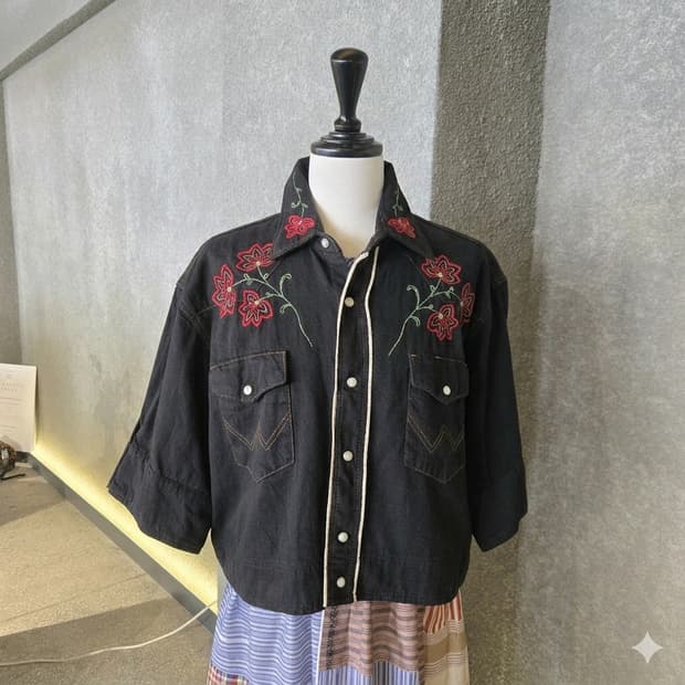 [77circa] 플라워자수 블랙데님 반팔셔츠