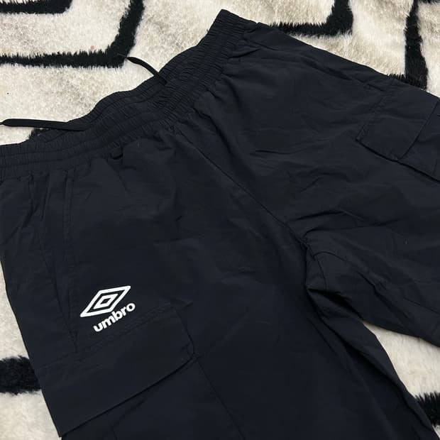 [M]엄브로 시그니처 카고 우븐 조거 팬츠/블랙