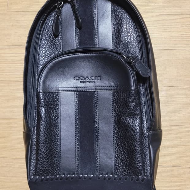 코치 가죽크로스 슬링백 
