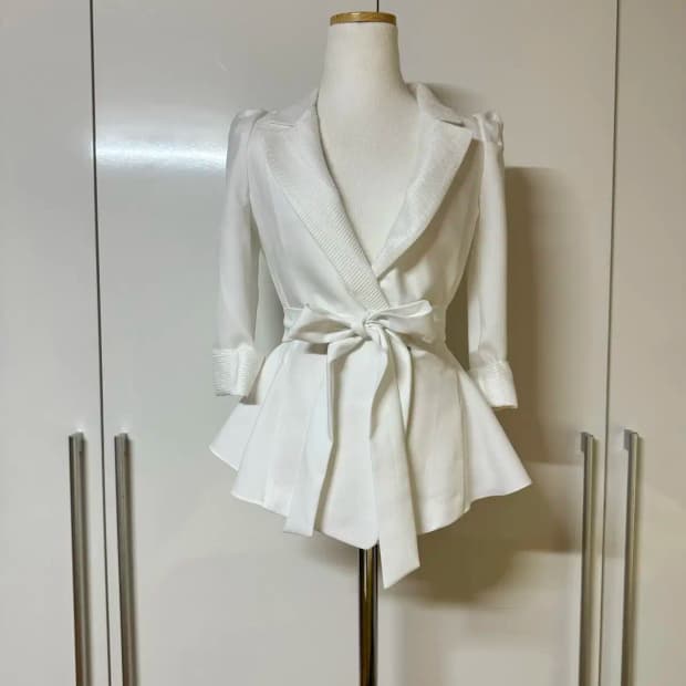 퍼프 7부 소매 벨트 카라 화이트 a라인 자켓