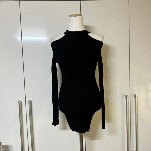 어깨 트임 홀터넥 골지 롱 검정 기본티