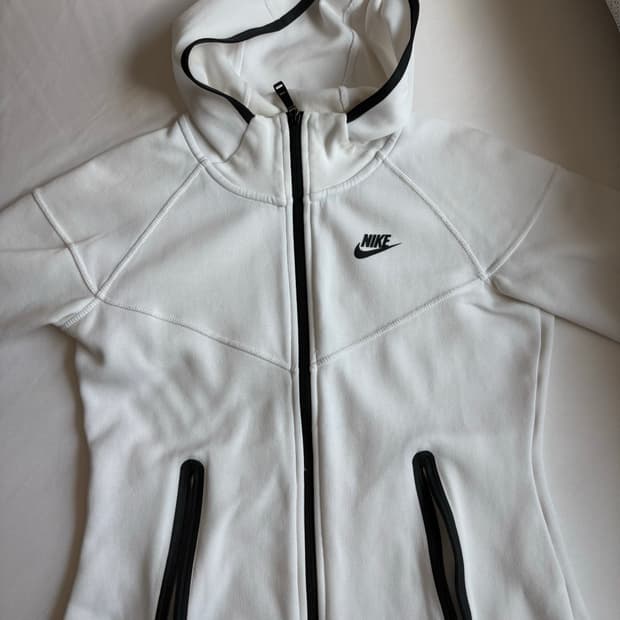 나이키 화이트 테크 플리스