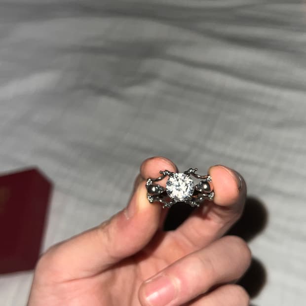 언더마이카 x 에모스탠스클럽 스컬 크라운 링 블랙 