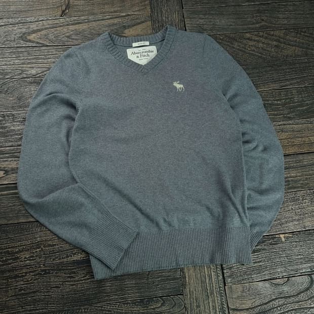 [아베크롬비] 로고 자수 브이넥 니트 그레이 M18518