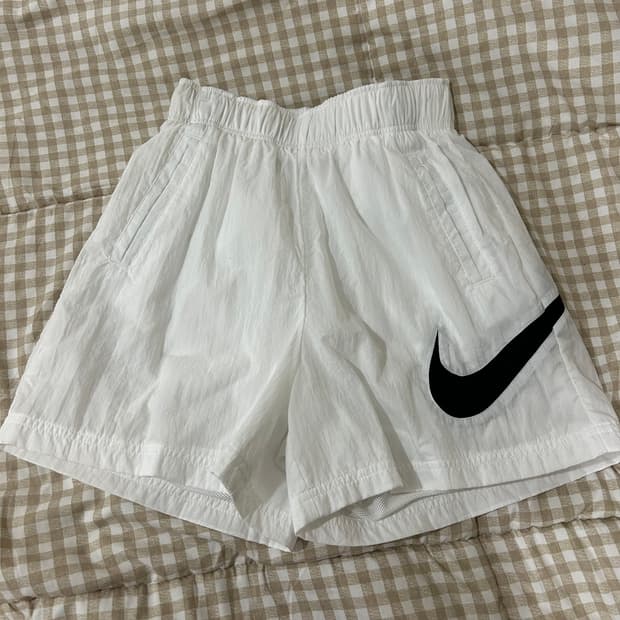 (급처) 나이키 W 스포츠웨어 에센셜 HBR 우븐 쇼츠