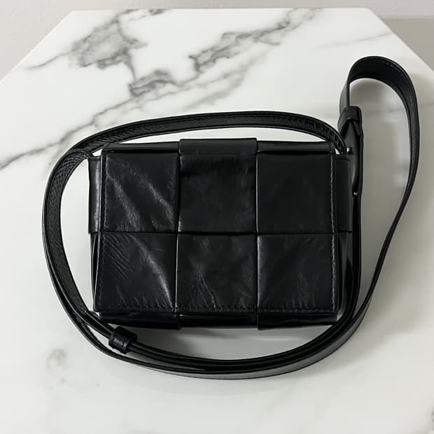 보테가베네타 카세트백 미니 블랙 레더 크로스백 가방