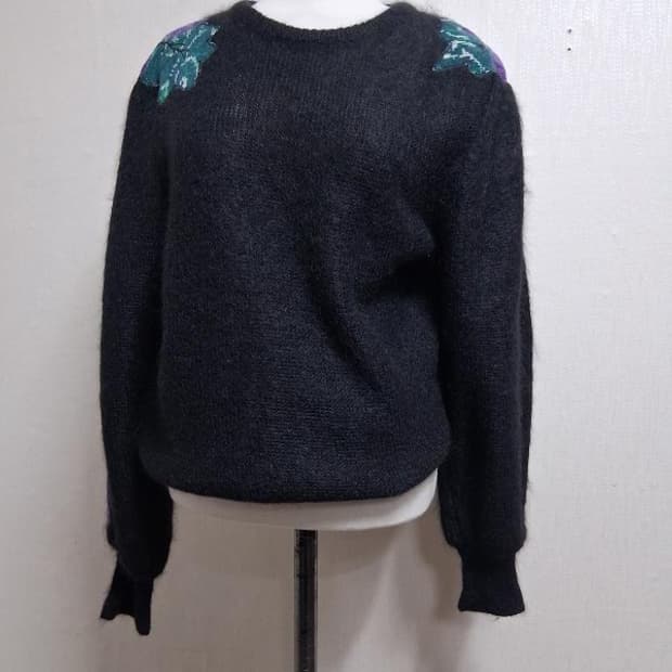 일본구제 빅플라워 자수배색 레트로핏 검정모헤야 니트 가오리핏 여성 통66