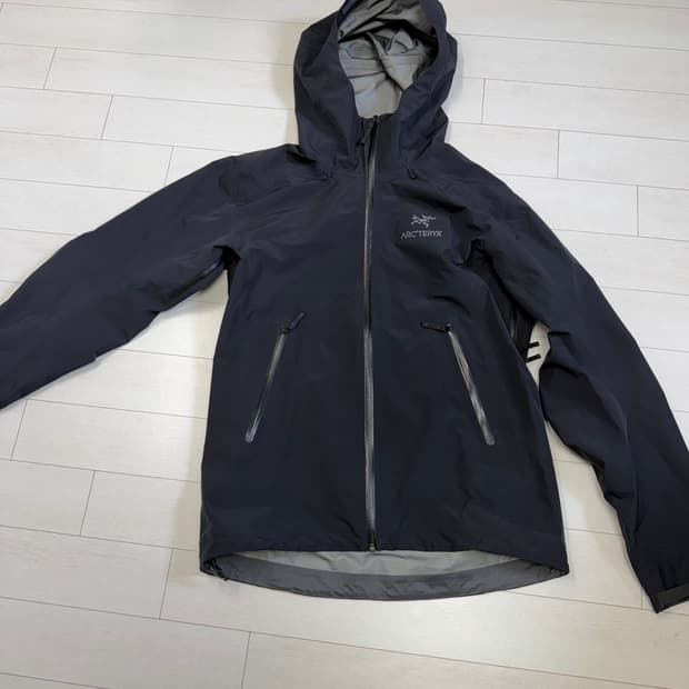 아크테릭스 베타 LT  M 사이즈 블랙 상태 9.7/10  사진찍고 절대