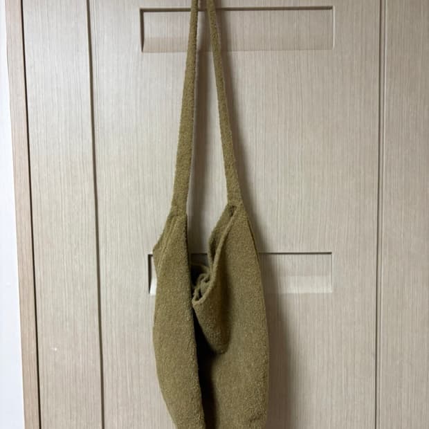 샵페어리 카키색 덤블 숄더백