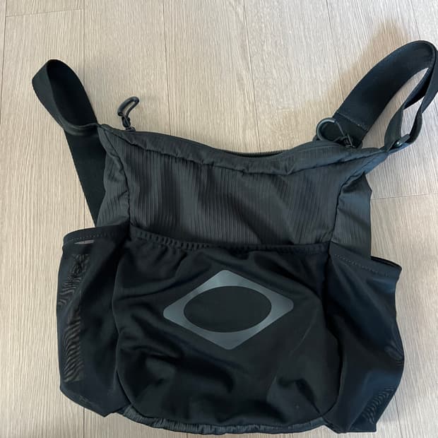 미스치프 메쉬 포켓 크로스백 판매합니다