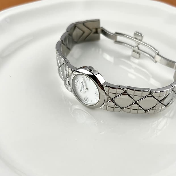 DIOR round shell dial watch