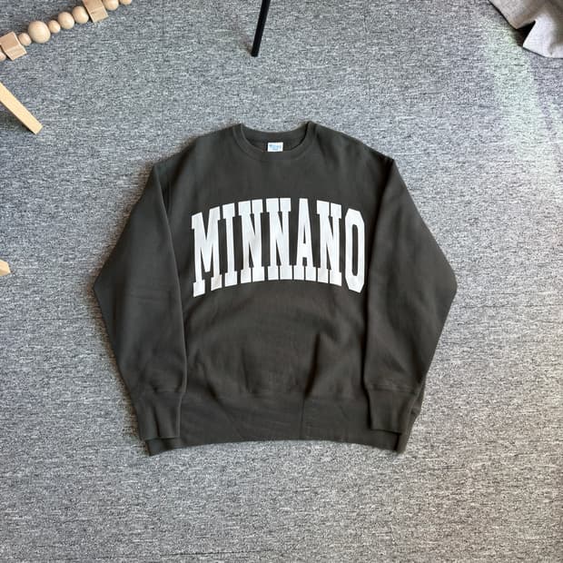 minnano x champion 로고 크루넥 스웻(배기핏)