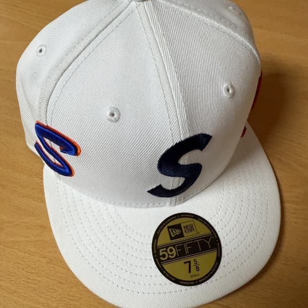 슈프림 멀티 S 로고 뉴에라 화이트 25SS 