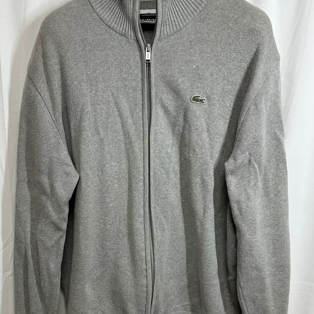라코스테 풀집업가디건입니다. 심플한 그레이 색상에 라코스테 로고가 포인트