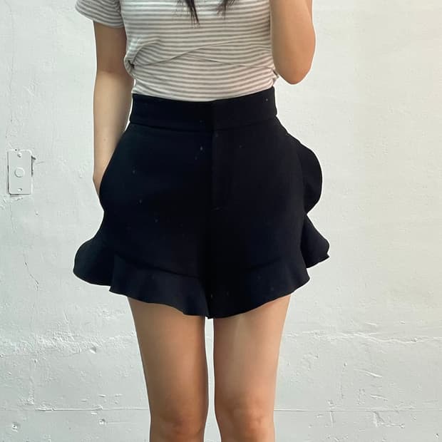 럭키슈에뜨 블랙 프릴 숏팬츠 36