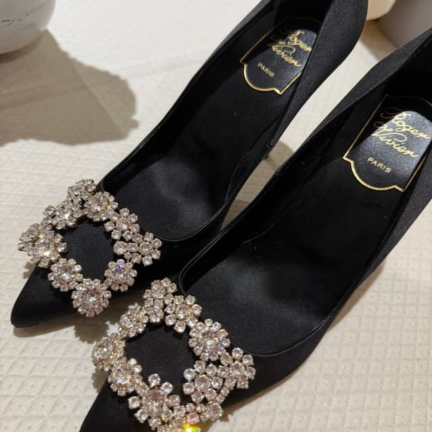 로저비비에 새틴 블랙하이힐